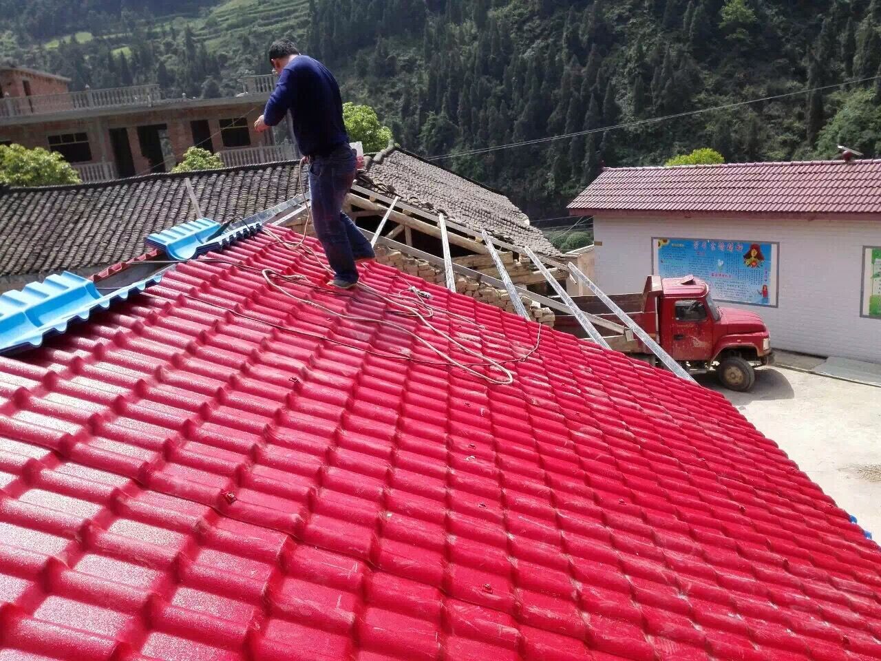 貴州車河小學(xué)屋頂換瓦記-坤寶樹脂瓦