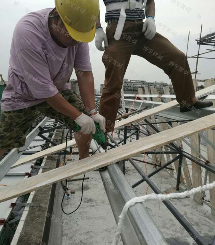 安裝工人在鋪設防水板